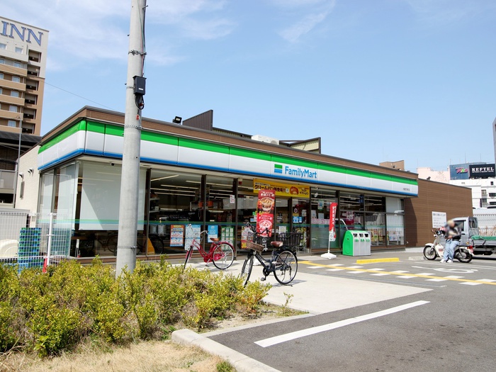 コンビニ　ファミリーマート大阪空港前店（コンビニ）まで93m
