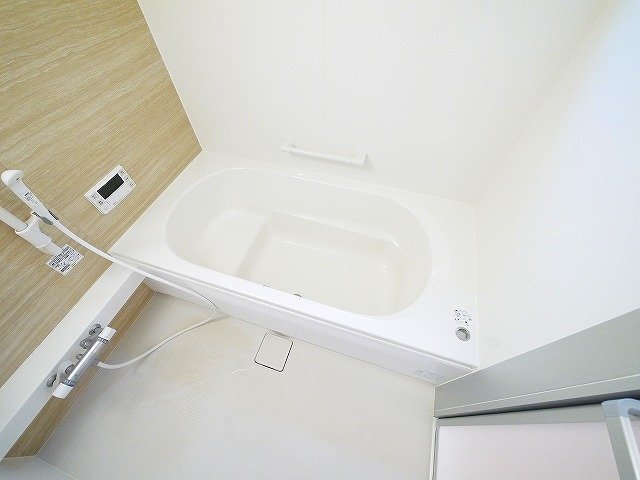 バス・シャワールーム　一坪タイプの浴槽でゆっくり入浴できます