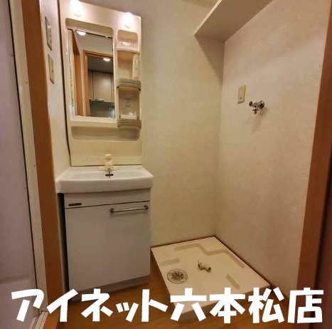 洗面設備　朝の支度はこちらでどうぞ。