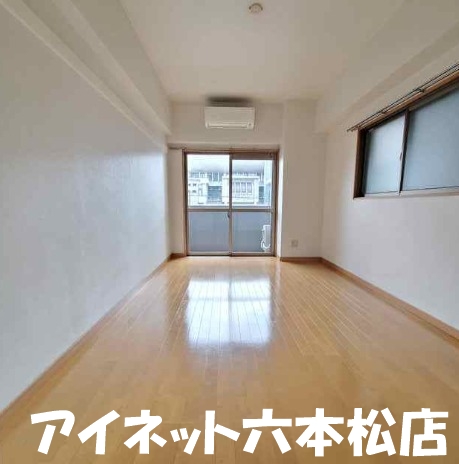 居室・リビング　広々8帖越えの洋室です。
