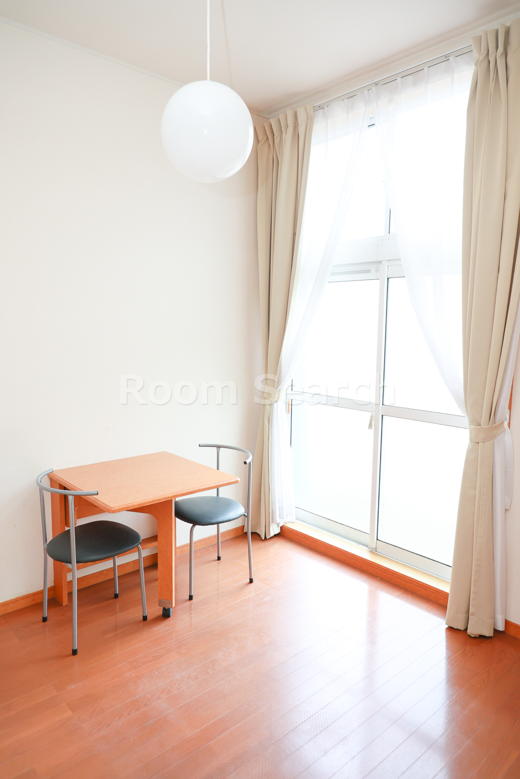 居室・リビング　テレビ、カーテン、エアコン、照明付き