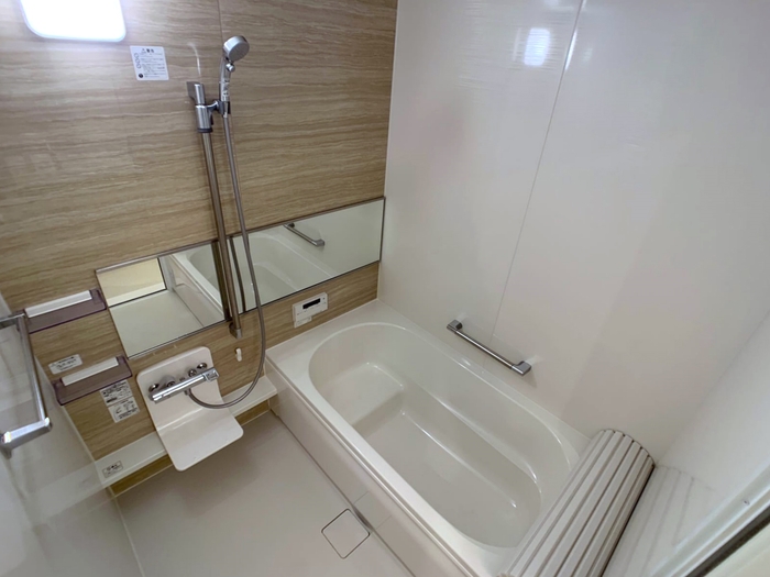 バス・シャワールーム　１坪タイプのお風呂で足をゆったり伸ばして入れますよ