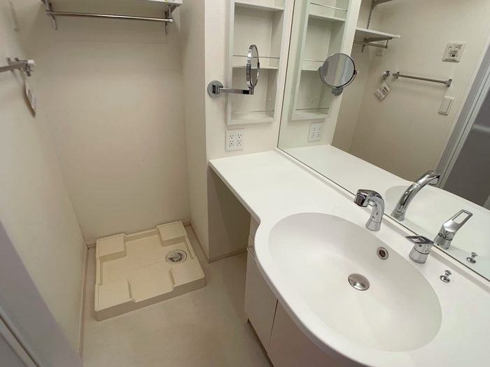 洗面設備　鏡の大きいカウンタータイプの洗髪洗面化粧台