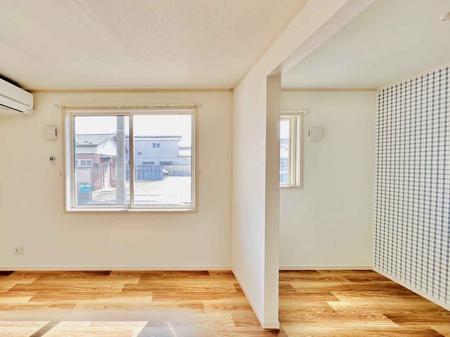 居室・リビング　チェックのアクセントクロスがかわいいです♪