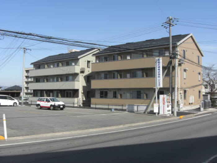 山形市飯田西のアパートの建物外観