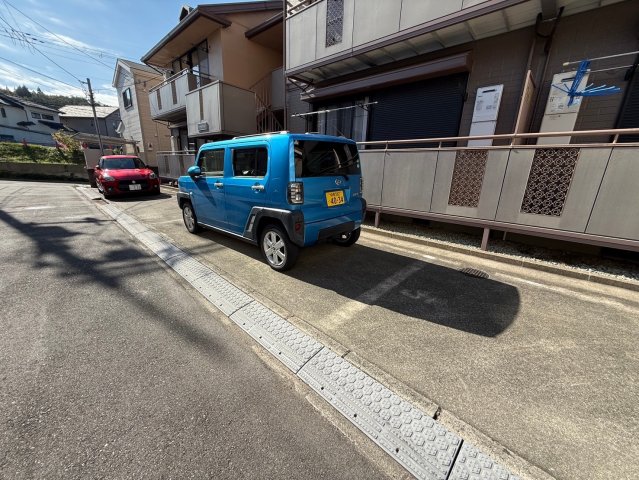 【川西市東畦野のアパートの駐車場】