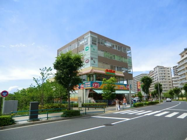 【足立区新田のマンションのドラックストア】