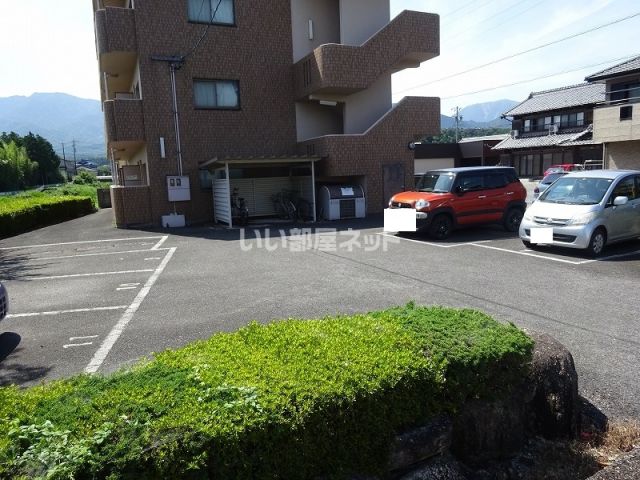 【三重郡菰野町大字田光のマンションの駐車場】