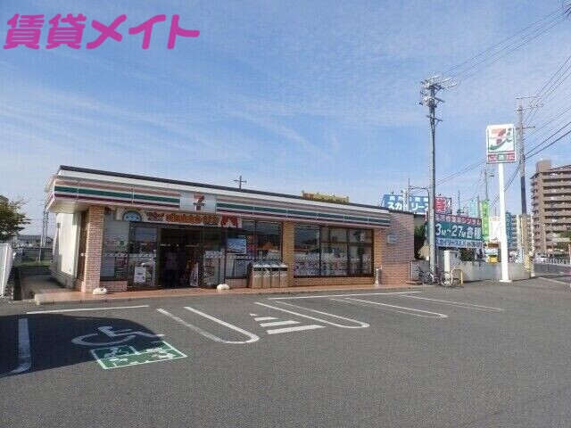 【鈴鹿市岸岡町のアパートのコンビニ】