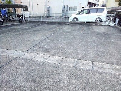 【プラティークあらこの駐車場】