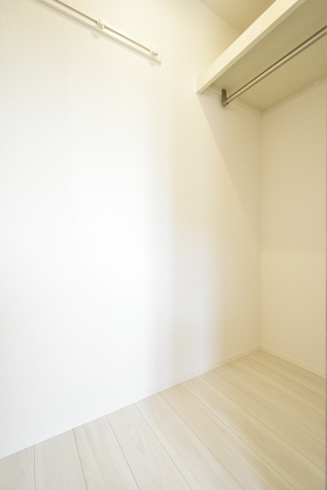 収納　奥行きのあるウオークインクローゼット