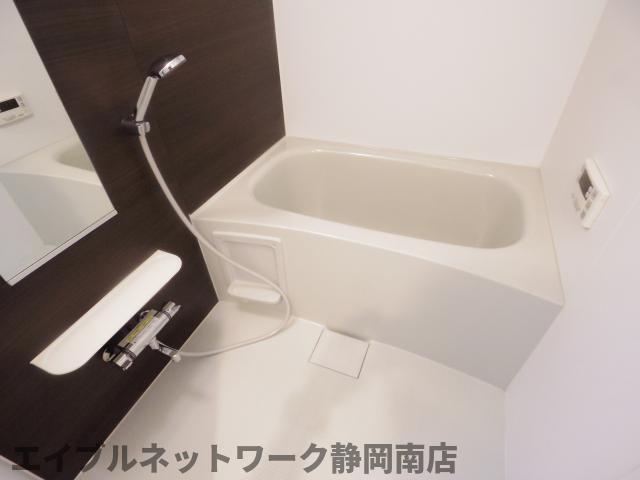 バス・シャワールーム　落ち着いた空間のお風呂です