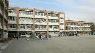 小学校　稲城市立稲城第三小学校（小学校）まで1232m