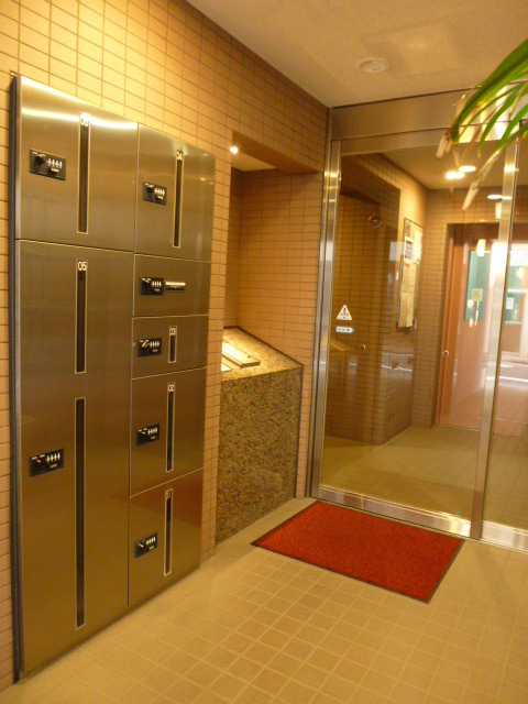 エントランス　不在時に便利な宅配ロッカー有