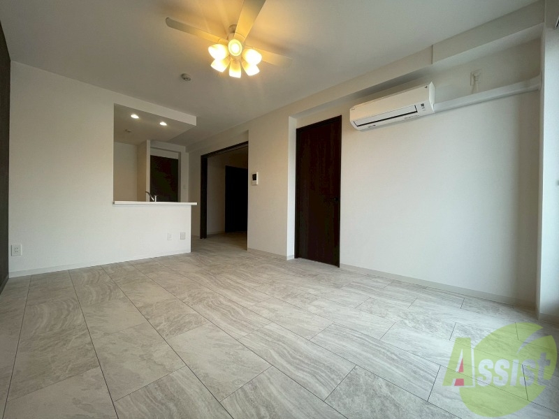 居室・リビング　リビングです。窓が大きくて明るいですね！