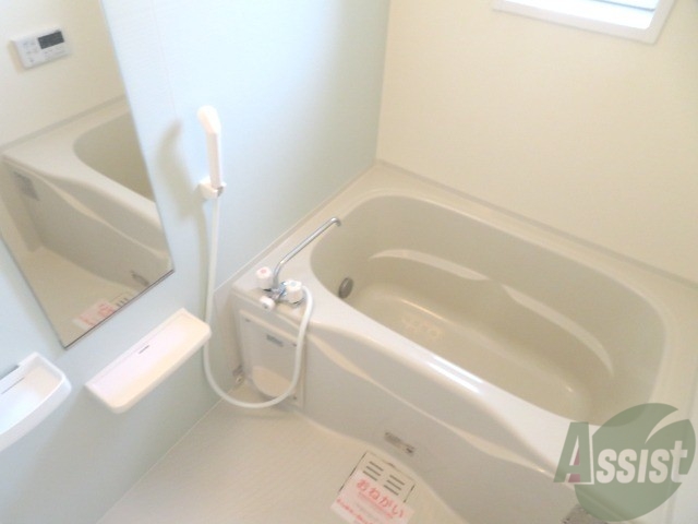 バス・シャワールーム　浴室は広めなのでゆったり落ち着けそうですね。