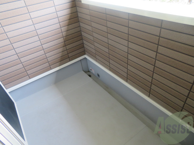 バルコニー　バルコニーは洗濯物を干すのに十分な広さがありますね。