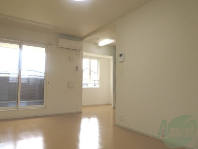 居室・リビング　広くてきれいなＬＤＫが広がっていて居心地が良さそうですね。