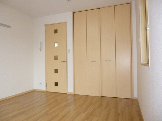 居室・リビング　角部屋で窓があり明るい洋室７帖です