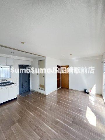 居室・リビング　こちらのリビングで趣味の時間をお楽しみください