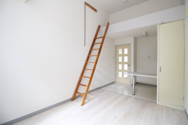 居室・リビング　白が基調の素敵な室内です。ロフト付きの小洒落たお部屋です♪※