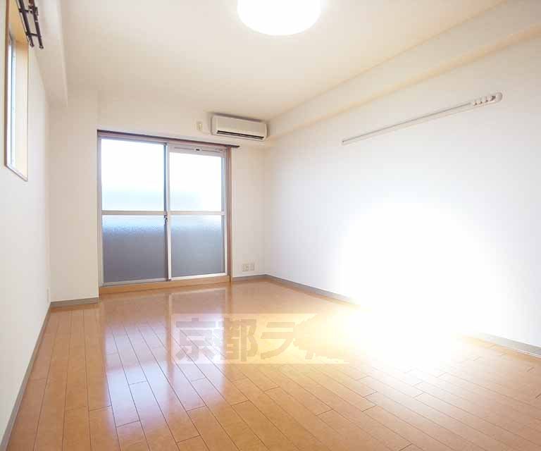 居室・リビング　採光面２箇所の１０．５帖の洋室です。