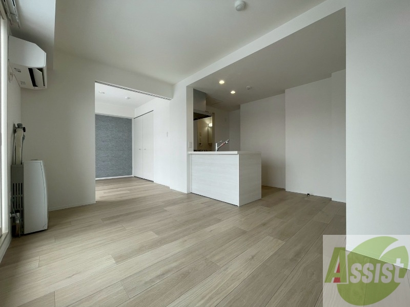 居室・リビング　木目のフローリングは落ち着きのある印象のお部屋になりますね。