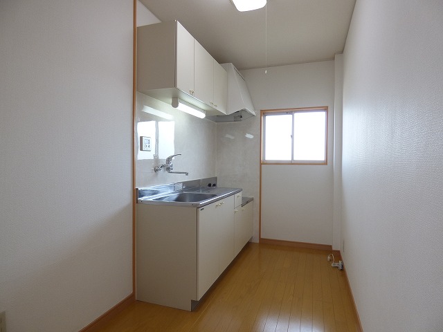 キッチン　窓があり、料理もしやすい通常サイズの流し台です