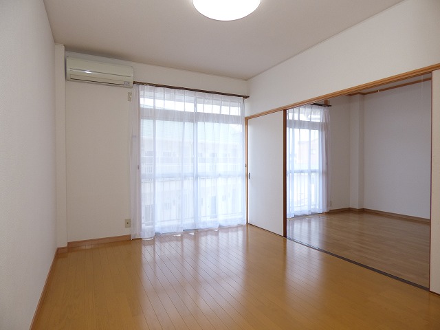 居室・リビング　2間続きの洋室（東側）