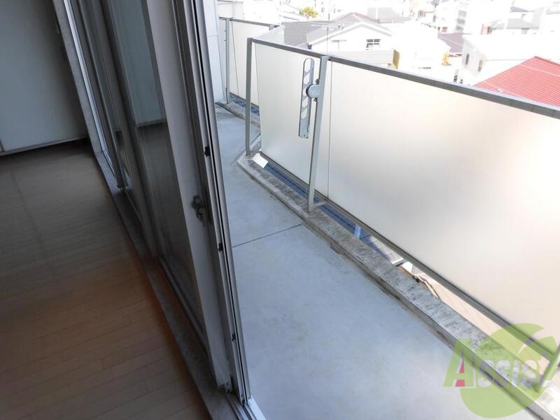 バルコニー　日当たりバッチリ、ふかふかのお布団で眠れますよ。