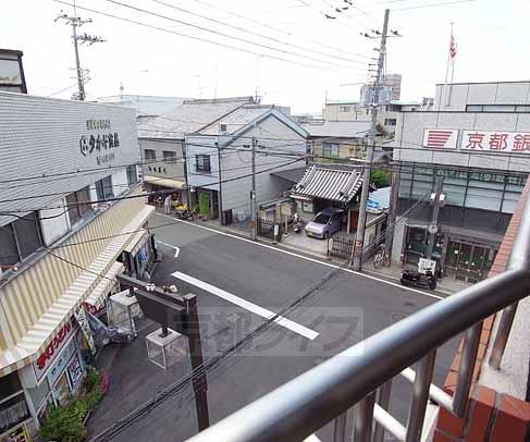 眺望　ベランダからは賑わってる町並み・