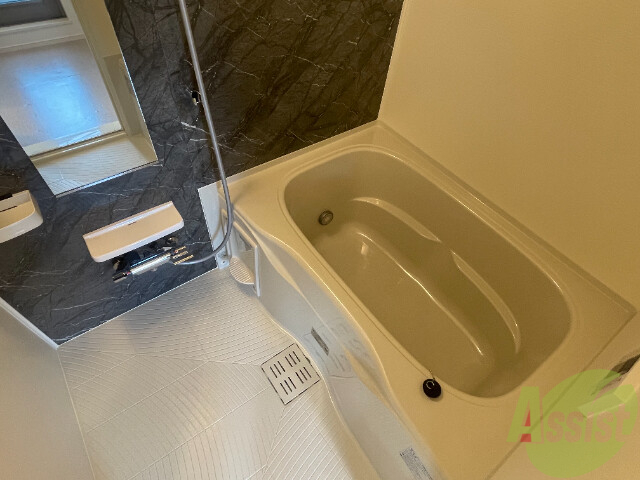 バス・シャワールーム　広い浴槽スペースに小物を置ける棚があるのは良さそうですね。