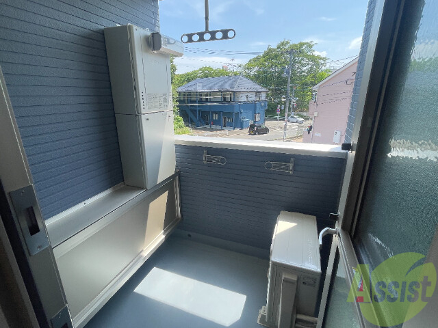 バルコニー　広めのバルコニースペースで洗濯物も問題なく干せそうですね。