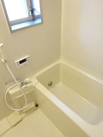 バス・シャワールーム　家族の入浴時間がずれても温められる追い焚き機能付きのバスルー