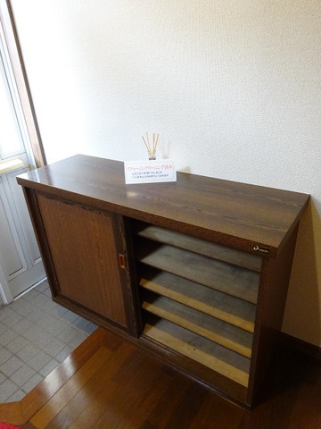 玄関　シューズボックス付きで玄関すっきり片付きます！上に写真やかわ