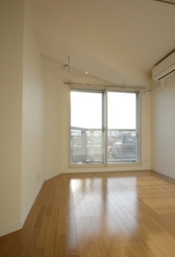 居室・リビング　別部屋の写真を使用しております。