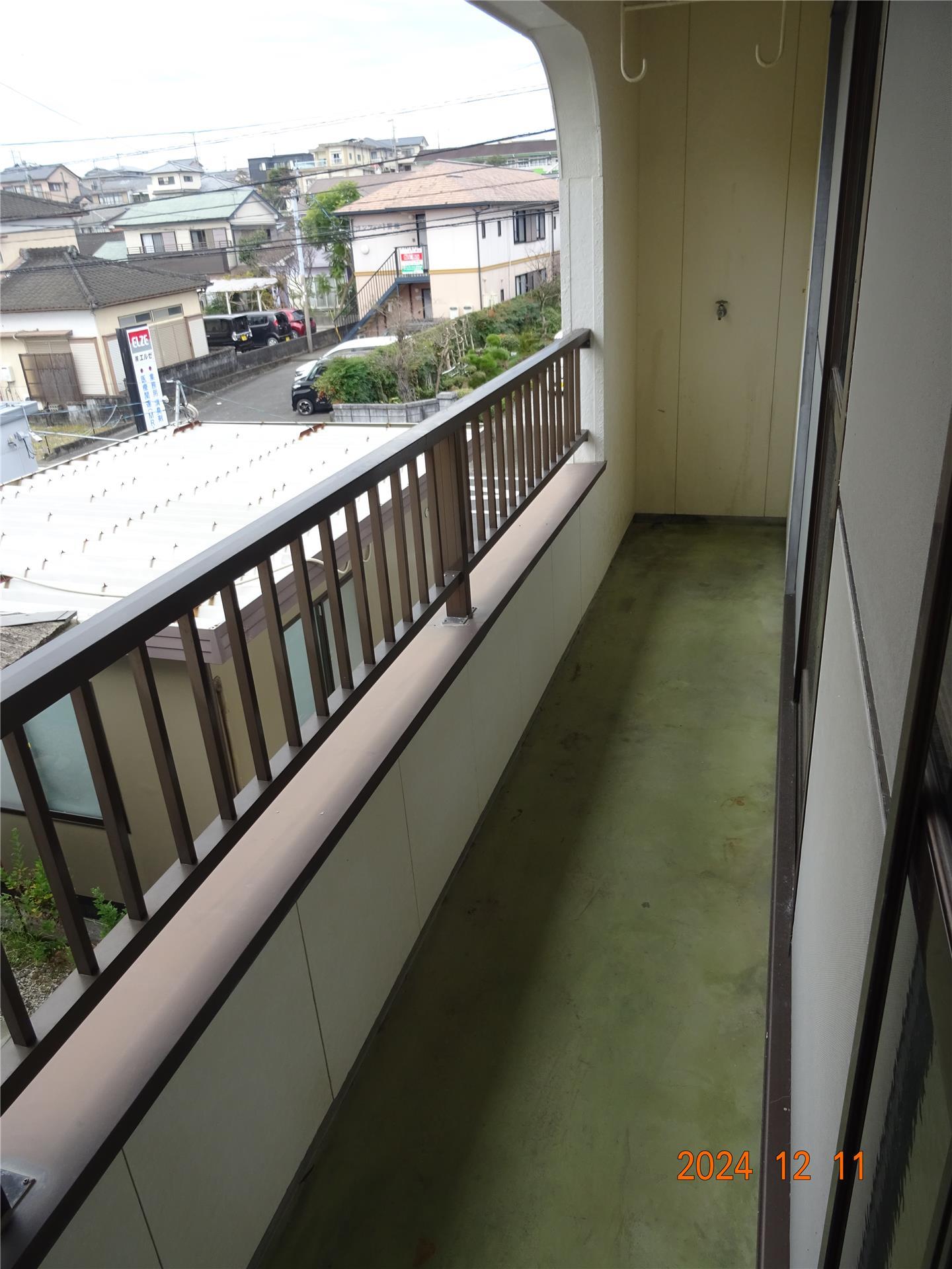 バルコニー　洗濯機置き場は屋根付き