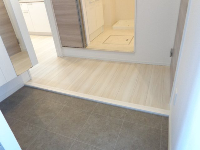 玄関　（写真は301）