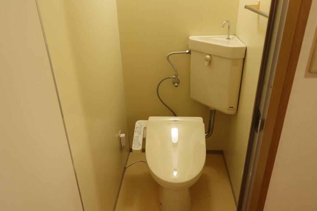 トイレ　トイレは洋式トイレです。洗浄機能付便座です。