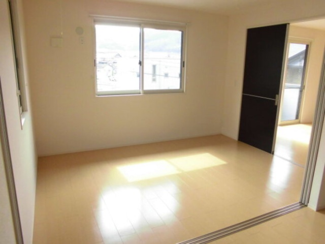 居室・リビング　同物件別室です。