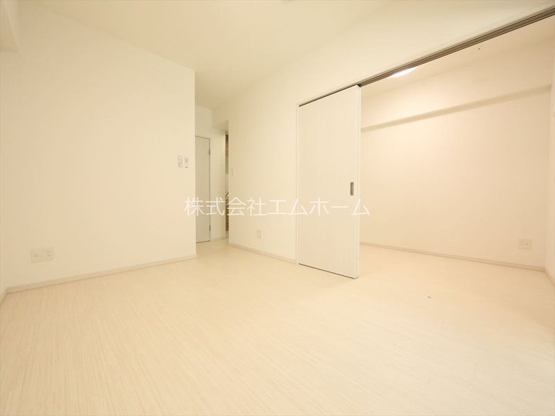 居室・リビング　ＬＤＫ10.5帖　洋室4.1帖　つなげても仕切っても使えます