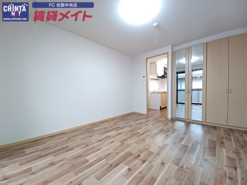 居室・リビング　同物件別室反転タイプ画像