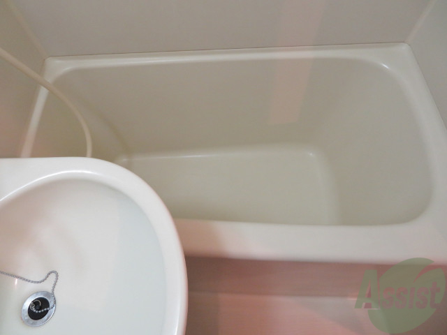 バス・シャワールーム　お風呂です。肩までゆっくりと浸かることができます。