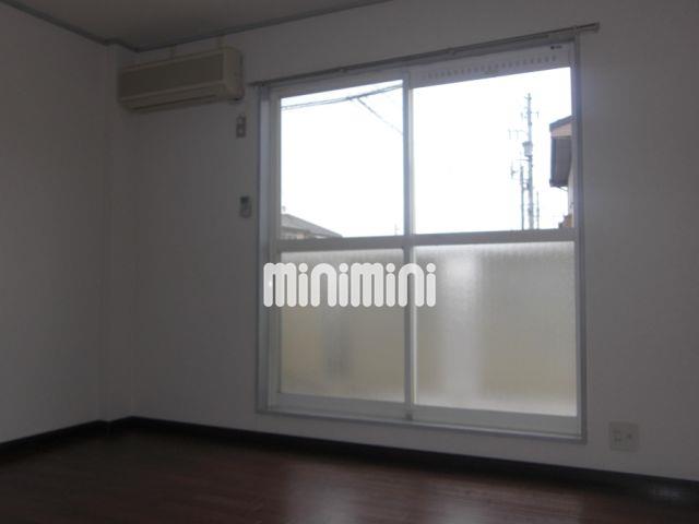 居室・リビング　エアコンが１基完備された落ち着いた雰囲気の洋室です