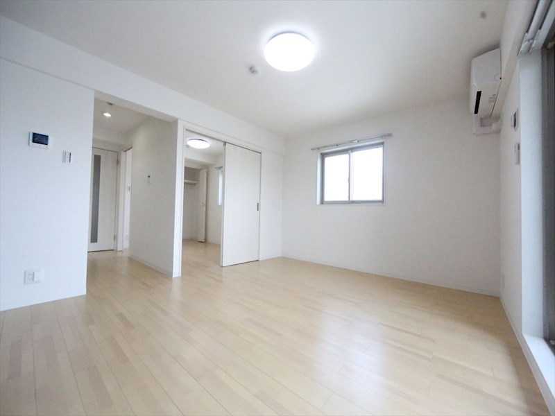 居室・リビング　ＬＤＫ13帖　システムキッチン　2面採光　エアコン完備