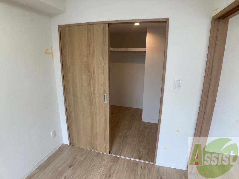 収納　こちらの収納にはハンガーをかけて服もしまえますね。