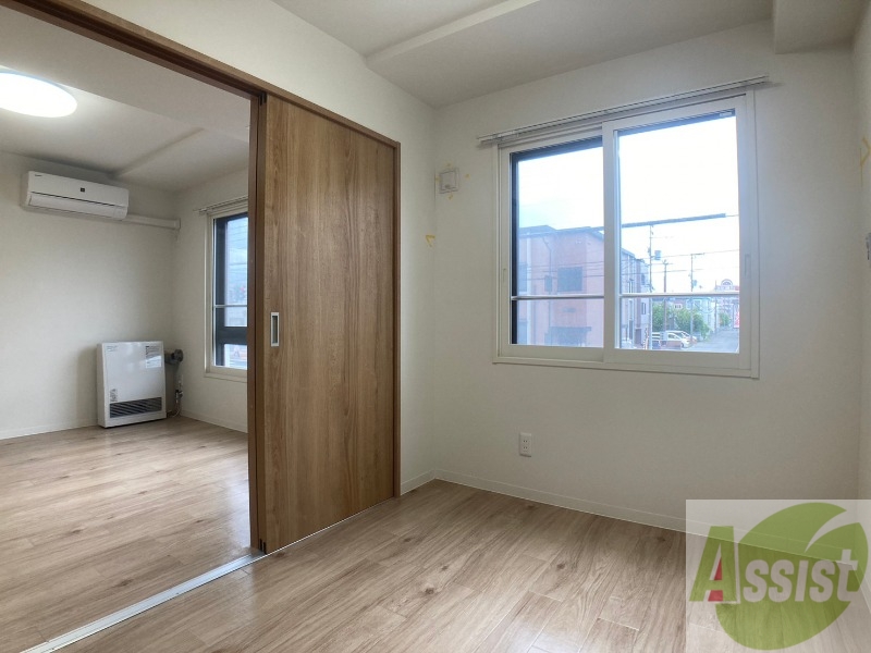 その他部屋・スペース　寝室はこちらです。光が差し込む、温かみのあるお部屋です。