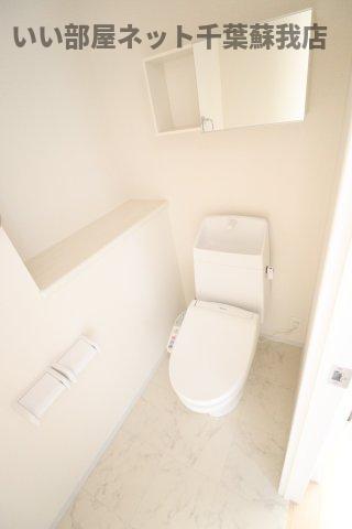 トイレ　落ち着いた色調のトイレです