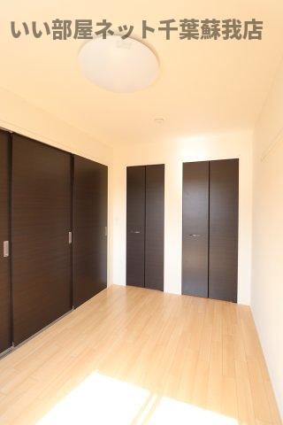 その他部屋・スペース　開放的な寝室です