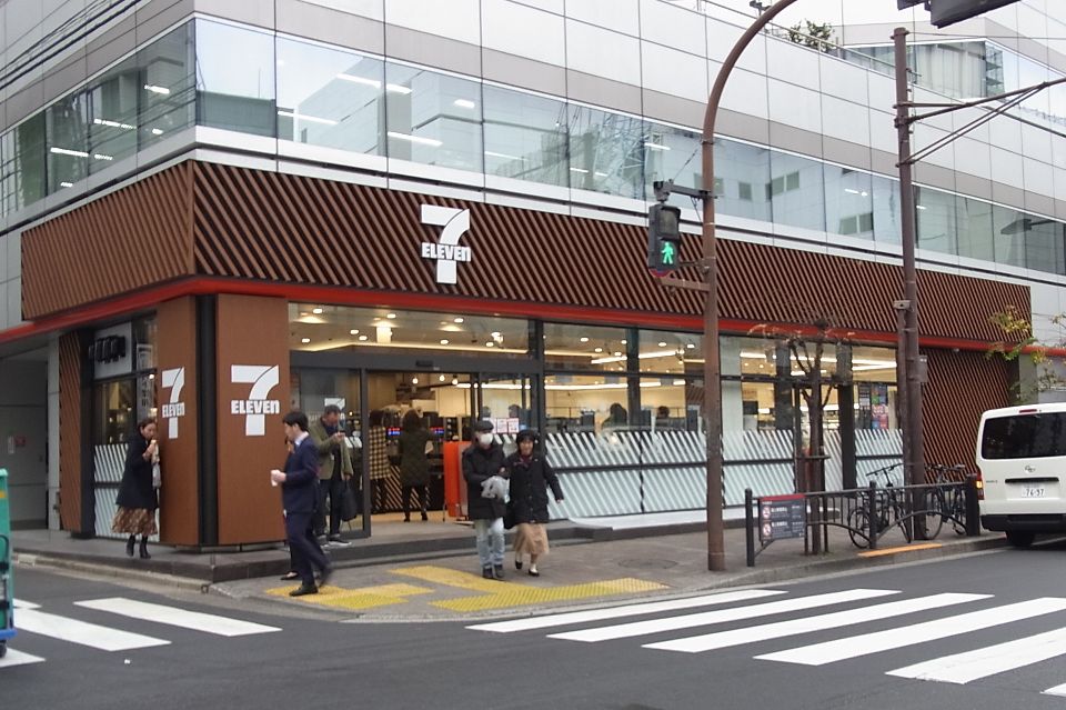 コンビニ　セブンイレブン 麹町駅前店（コンビニ）まで183m